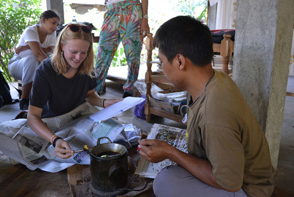 Java en Bali jongerenreis helpen met schilderen 