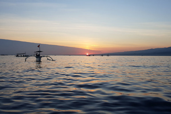 Java en Bali jongerenreis boot op water 