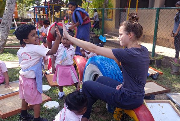 Onderwijs project Sri Lanka marlous aan het werk