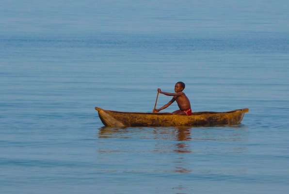 Lake Malawi jongen in bootje 