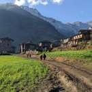 Ruma village lopen in het dorp