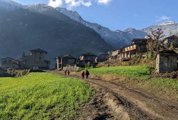 Ruma village lopen in het dorp