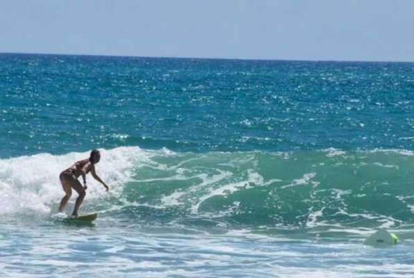 Community Project Costa Rica surfen op de golven 