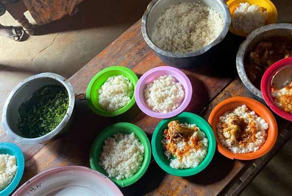 Traditioneel gezin Tanzania eten op tafel