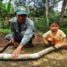 Java wildlife project vader en zoon aan het werk