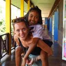 Irene vrijwilliger Thailand kind op rug 
