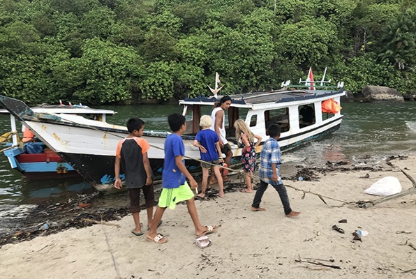 Combinatie project Sumatra met de boot naar het dorp