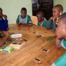 Tanzania vrijwilligerswerk met kinderen met een beperking aan tafel