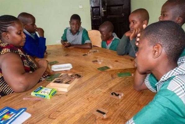 Tanzania vrijwilligerswerk met kinderen met een beperking aan tafel