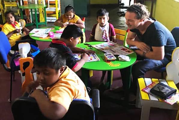 Dagbesteding voor kinderen met een geestelijke beperking meekijken 