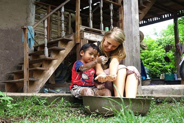 Eco-leer centrum voor Permakultuur en onderwijs in Thailand vrijwilligerswerk met kindje