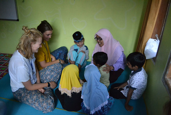 Java en Bali jongerenreis gesprek met de kinderen 