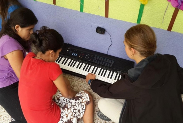 Tienermoeder & vrouwen-opvang Guatemala muziek les