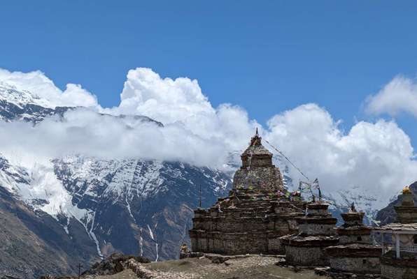 Nar Phu Valley Trekking 14 dagen trip Nepal uitzicht tempel