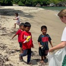 Indy vrijwilliger Sumatra combinatie project op het strand 