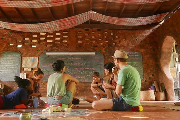 Eco-leer centrum voor Permakultuur en onderwijs in Thailand vrijwilligerswerk samen 