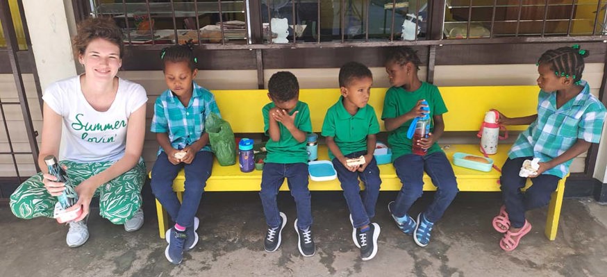 Vrijwilligerswerk Suriname foto met de kinderen