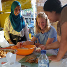 Java en Bali jongerenreis helpen met koken 