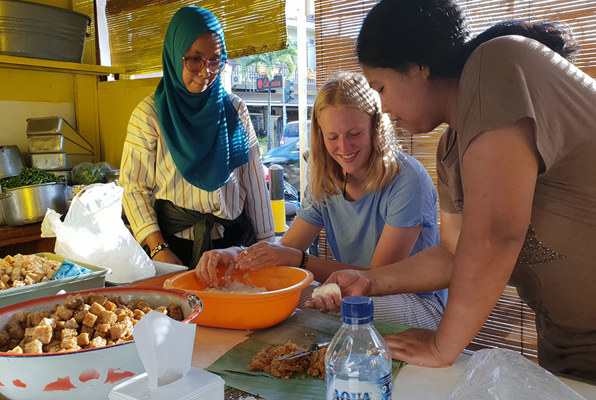 Java en Bali jongerenreis helpen met koken 