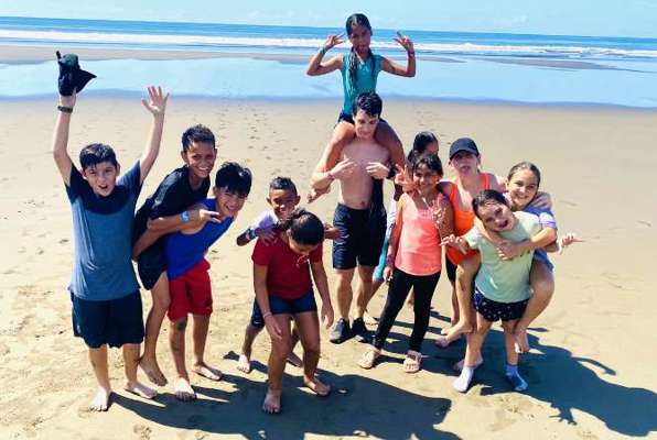 Community Project Costa Rica op het strand spelen