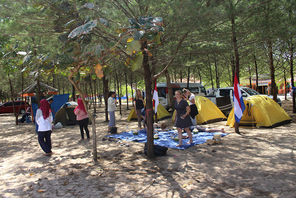 Java en Bali jongerenreis slapen in tentjes op het strand 