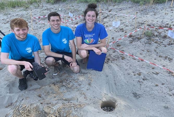 Zee schildpadden conservation project Griekenland bij een nest