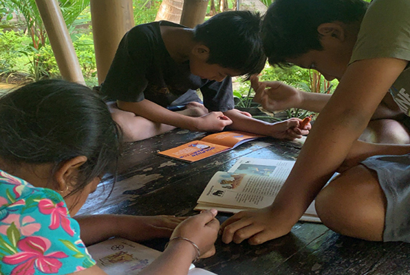 Community project op Bali kinderen aan het leren