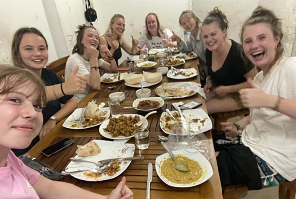 Jongerenreis Sri Lanka met zn allen eten 