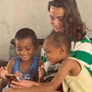 Nijne vrijwilliger in Suriname foto met kinderen 