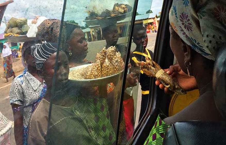 Vrijwilliger in Ghana in de lokale bus