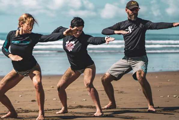 Costa Rica surflessen tijdens vrijwilligerswerk buitenland op het strand