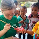 Community project op Bali Aniek aan het werk met kinderen