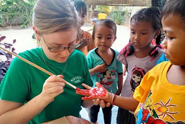 Community project op Bali Aniek aan het werk met kinderen