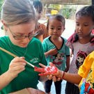 Aniek vrijwilliger op Bali aan het schilderen met de kinderen