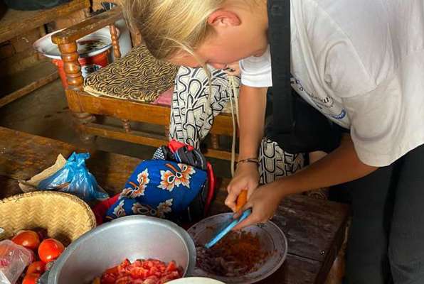 Traditioneel gezin Tanzania helpen met eten