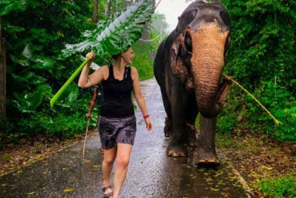 Olifanten Project Sri Lanka lopen met een olifant