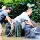 Olifanten Project Sri Lanka olifant aan het wassen met de hand