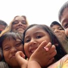 Manoe vrijwilliger in Sumatra met de kinderen 