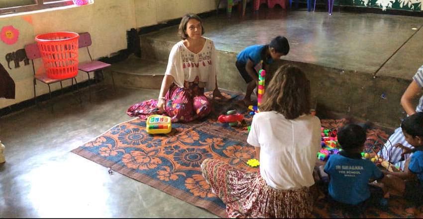 Moeder en dochter vrijwilligerswerk in Sri Lanka