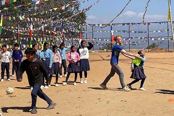 Vrijwilligerswerk Nepal community project aan het sporten