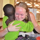 Mirte vrijwilliger in Ghana mooie foto met kind