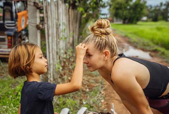 Vrijwilligerswerk Thailand community project mooie foto vrijwilliger met kind uit Thailand 