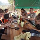 Vrijwilligerswerk Thailand community project vrijwilligers eten met elkaar 