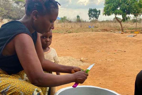 Traditioneel gezin Tanzania eten maken