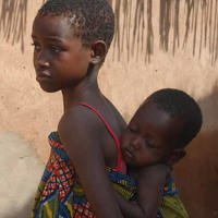Vrijwilligerswerk Ghana mooie foto van kinderen bij een hutje