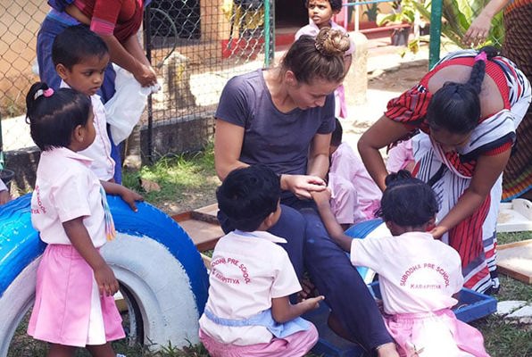 Onderwijs project Sri Lanka mooie foto aan het werk