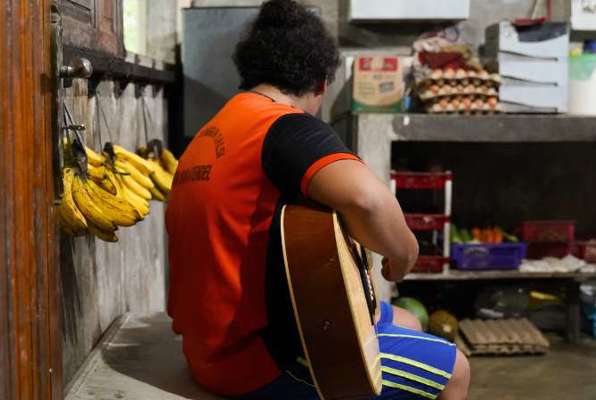 Orang Oetans Project Sumatra gitaar spelen