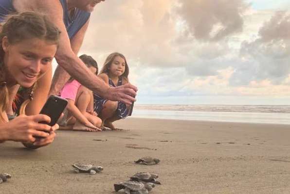 Zee schildpadden project Costa Rica groep foto maken van de schildpadden