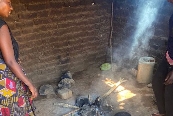 Traditioneel gezin Tanzania koken op vuur