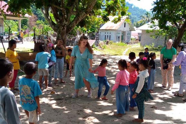 Combinatie project Sumatra in het dorp met de kinderen